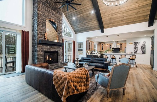 Boyne Falls Casa | Innsbruck Ski&Tee - Designer's Dream, Theater & Arcade & Shuffleboard & Hot Tub