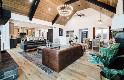 Boyne Falls Casa | Innsbruck Ski&Tee - Designer's Dream, Theater & Arcade & Shuffleboard & Hot Tub