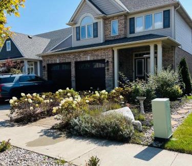 Niagara Falls Casa | Inspired Stay close to Niagara *4B & 2King Beds*