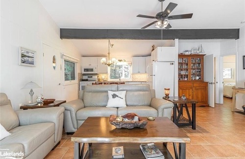 Irondale Cabaña | Insta-worthy 3 Bedroom Waterfront Cottage in Haliburton