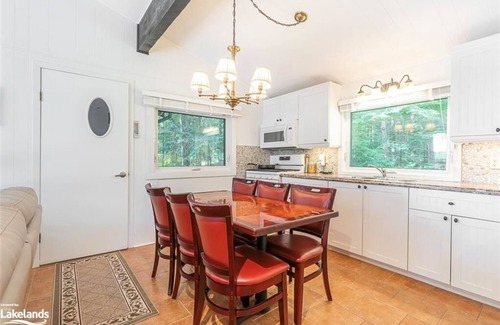 Irondale Cabaña | Insta-worthy 3 Bedroom Waterfront Cottage in Haliburton