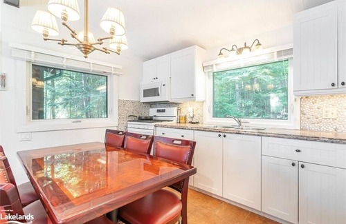 Irondale Cabaña | Insta-worthy 3 Bedroom Waterfront Cottage in Haliburton
