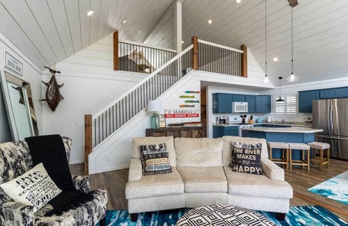 Holcomb Casa | Insta-worthy Rock River cabin