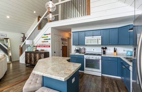 Holcomb Casa | Insta-worthy Rock River cabin