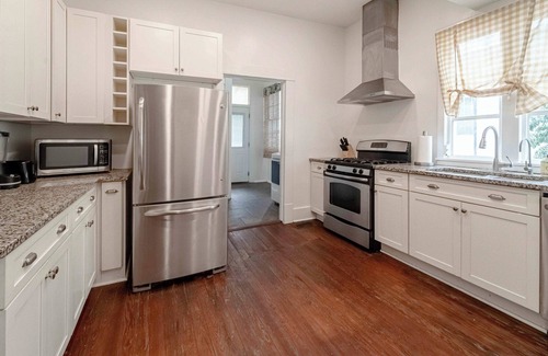 Summerville Casa | Insurance 5 Bdrms 2 Kitchens 2 Laundry Fenced In Yard & More - Big Bungalow