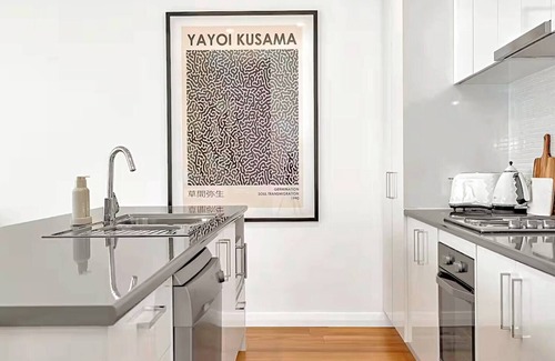 Plympton Apartamento | Interior Designed Art Haven between City and Beach