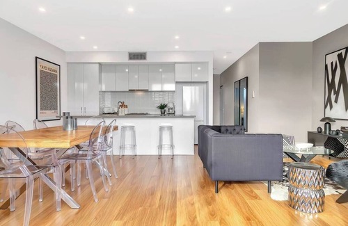 Plympton Apartamento | Interior Designed Art Haven between City and Beach