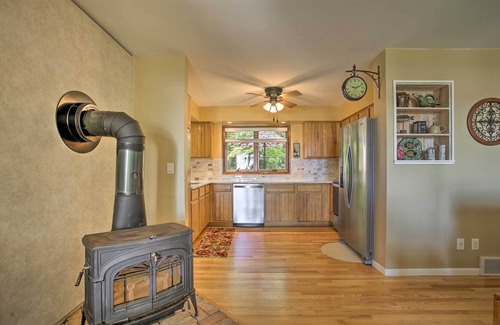 Interlochen Casa | ¡NUEVO! Lakefront Interlochen House w / Dock + Kayaks!