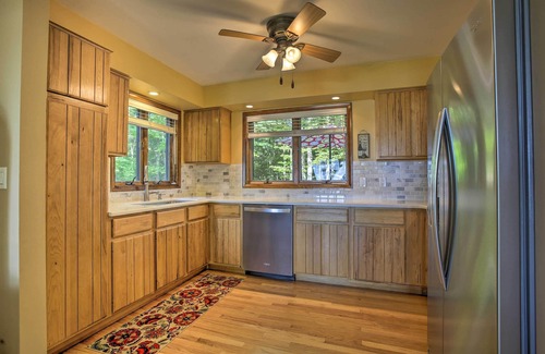 Interlochen Casa | ¡NUEVO! Lakefront Interlochen House w / Dock + Kayaks!