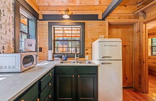 Mentone Cabina | Intimate Cabin Escape: Hot Tub, Sauna, Firepit, Grill & Projector