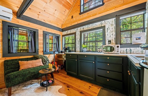 Mentone Cabina | Intimate Cabin Escape: Hot Tub, Sauna, Firepit, Grill & Projector