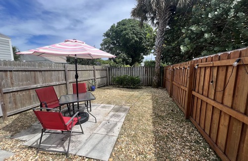 Parker Ridge Cabaña | Intimate Cottage Close to Downtown and Beaches