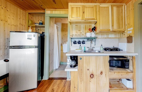 Thornton Cabina | Intimate cottage with a kitchenette, WiFi, gas grill & seasonal pool