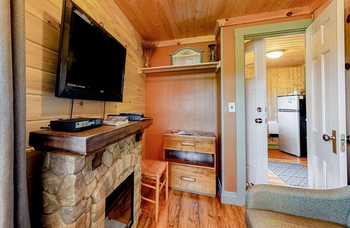 Thornton Cabina | Intimate cottage with a kitchenette, WiFi, gas grill & seasonal pool