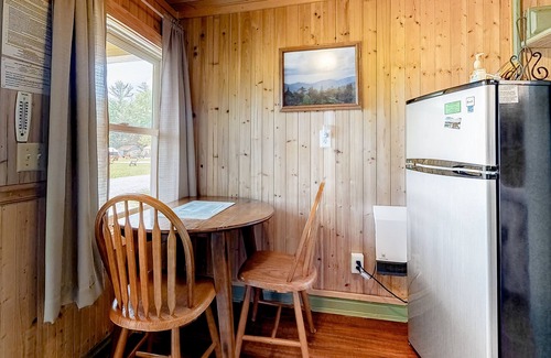 Thornton Cabina | Intimate cottage with a kitchenette, WiFi, gas grill & seasonal pool