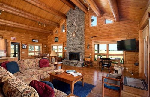 Shining Mountains Casa | Intimate Off-Grid Cabin with Fire Pit and Mountain Views in Montana