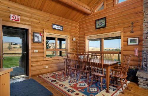 Shining Mountains Casa | Intimate Off-Grid Cabin with Fire Pit and Mountain Views in Montana