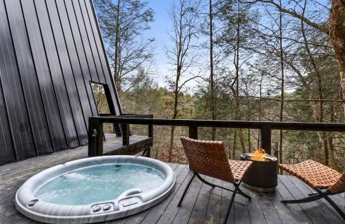 Cashes Valley Chalet De Esquí | Intimate Private A-Frame with Spa and Beautiful Outdoor Living in Georgia