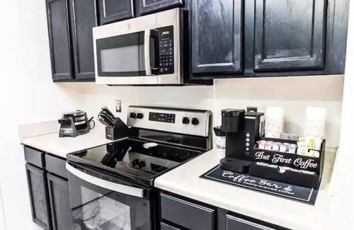 Greensboro Casa | Intimate stay&private community w/theatre room mins from downtown&close to lake!