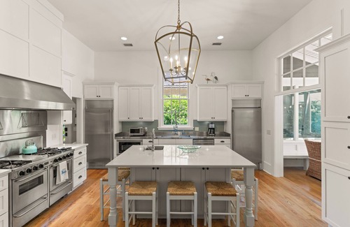 Saint Simons Island Casa | Into the Mystic sleeps 13 and has a pool