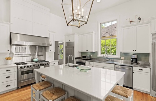 Saint Simons Island Casa | Into the Mystic sleeps 13 and has a pool