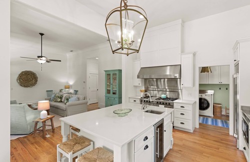 Saint Simons Island Casa | Into the Mystic sleeps 13 and has a pool