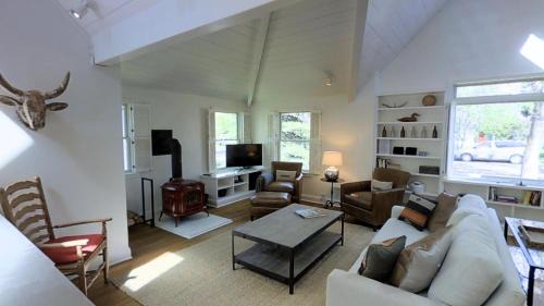 Bozeman Casa | Intown Contemporary Prime Street, Fenced Yard, Bright And Open Concept Design