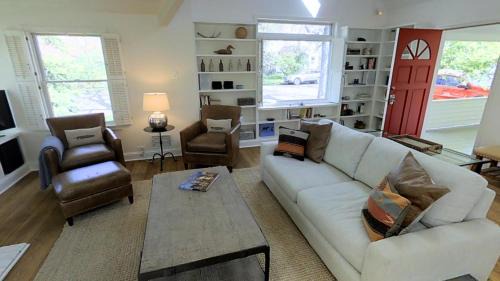 Bozeman Casa | Intown Contemporary Prime Street, Fenced Yard, Bright And Open Concept Design