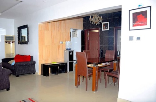 Surulere Apartamento | Inviting 2-Bed Apartment in Lagos -canal views