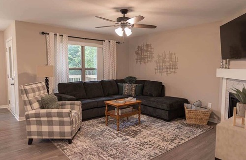 Loves Park Casa | Inviting 2 Bedroom condowith Office and King Master Suite in Loves Park!