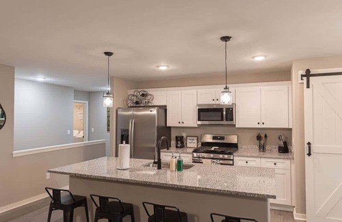 Loves Park Casa | Inviting 2 Bedroom condowith Office and King Master Suite in Loves Park!