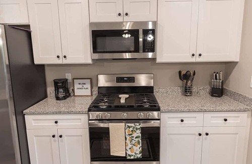 Loves Park Casa | Inviting 2 Bedroom condowith Office and King Master Suite in Loves Park!