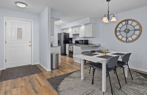 Keizer Casa | Inviting 2BR Half-Plex-Equipped Kitchen & Garage