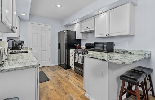 Keizer Casa | Inviting 2BR Half-Plex-Equipped Kitchen & Garage