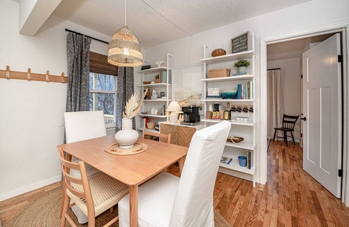 Columbia Casa | Inviting 2BR home in central COMO