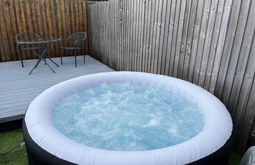 Wirral Casa | Inviting 3 bed + hot tub With Excellent Train and bus to Liverpool & Chester