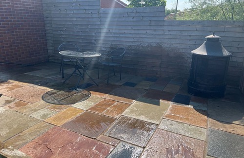 Wirral Casa | Inviting 3 bed + hot tub With Excellent Train and bus to Liverpool & Chester