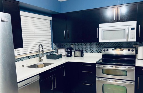 Driftwood Casa | Inviting 3 Bedrooms Hollywood Pool Home.