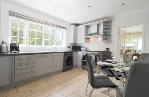 Hythe Casa | Inviting 7-Bed House with sea views in Hythe.