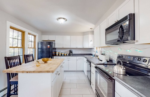 Sandwich Casa | Inviting abode near the canal with a wood-burning fireplace, grill, & W/D