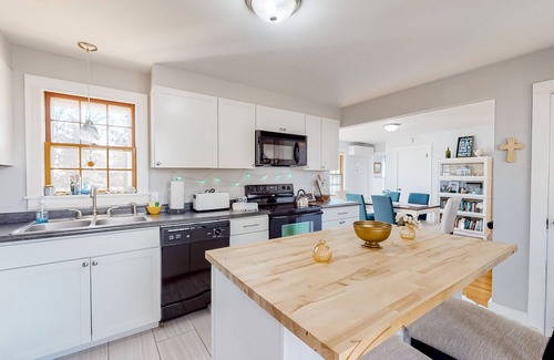 Sandwich Casa | Inviting abode near the canal with a wood-burning fireplace, grill, & W/D