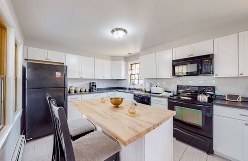 Sandwich Casa | Inviting abode near the canal with a wood-burning fireplace, grill, & W/D