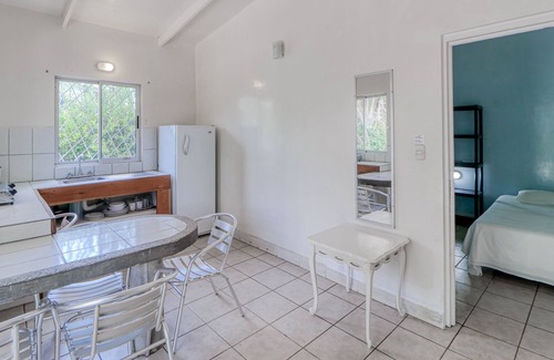 Puntarenas Apartamento | Acogedora villa frente al mar con acceso privado a la playa, piscina y jardines compartidos