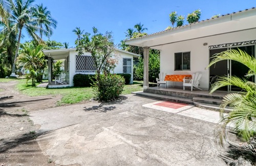Puntarenas Apartamento | Acogedora villa frente al mar con acceso privado a la playa, piscina y jardines compartidos