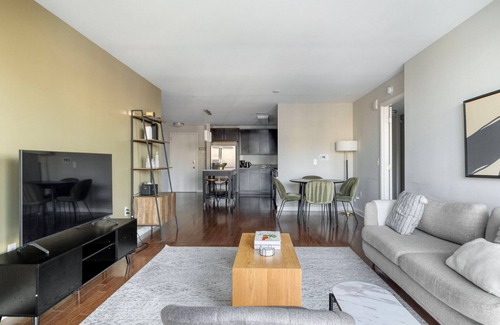 Woodmont Triangle Apartamento | Inviting Bethesda Bainbridge 2BR w/ Gym & Rooftop Pool, nr Metro, by Blueground