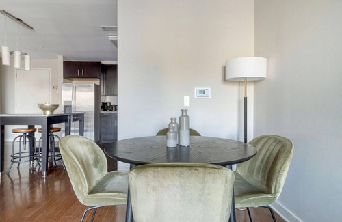 Woodmont Triangle Apartamento | Inviting Bethesda Bainbridge 2BR w/ Gym & Rooftop Pool, nr Metro, by Blueground