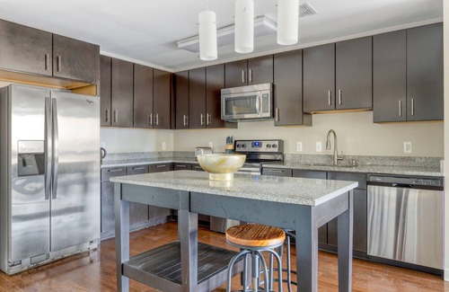 Woodmont Triangle Apartamento | Inviting Bethesda Bainbridge 2BR w/ Gym & Rooftop Pool, nr Metro, by Blueground