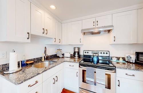 Cataumet Cabaña | Inviting cottage with golf nearby, central AC, & full kitchen