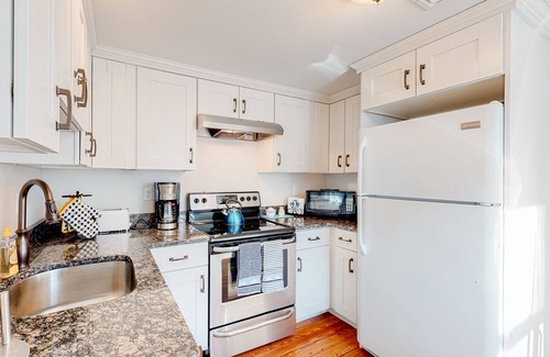 Cataumet Cabaña | Inviting cottage with golf nearby, central AC, & full kitchen