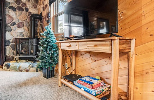 New Lisbon Cabina | Inviting dog-friendly cabin with hammock, fireplace, shared fishing pond, & A/C